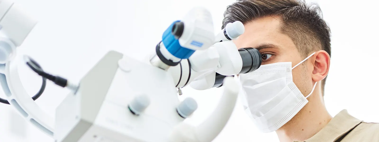 Dr. Dzenan Barking arbeitet im Zahnwohl Calw am Dentalmikroskop